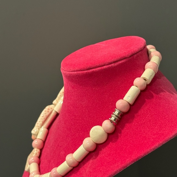 Parrot Pearls Ceramic Vintage Piglet Necklace - Picture 11 of 12